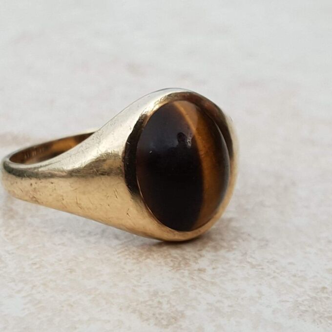 Tigers Eye Signet Ring in 9ct Gold, a UK N 1/2 or a US 7 1/4.