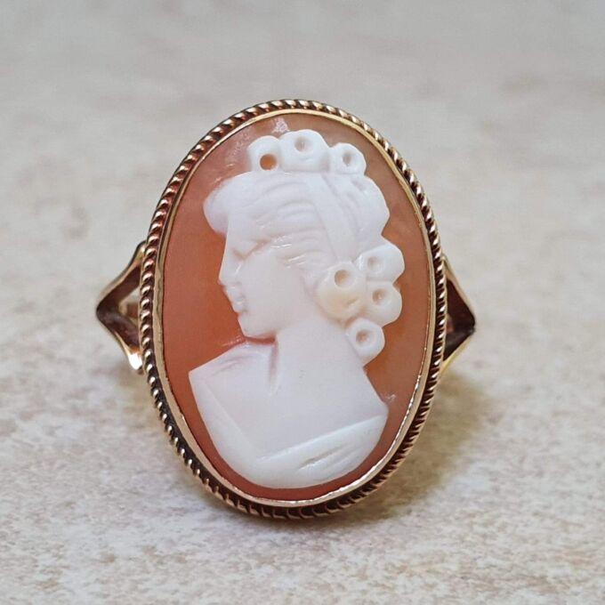 Large Cameo Ring in 9ct Gold.