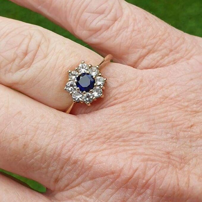 Synthetic Sapphire and Spinel Daisy Ring in 9ct gold, a UK M 1/2 or a US 6 3/4