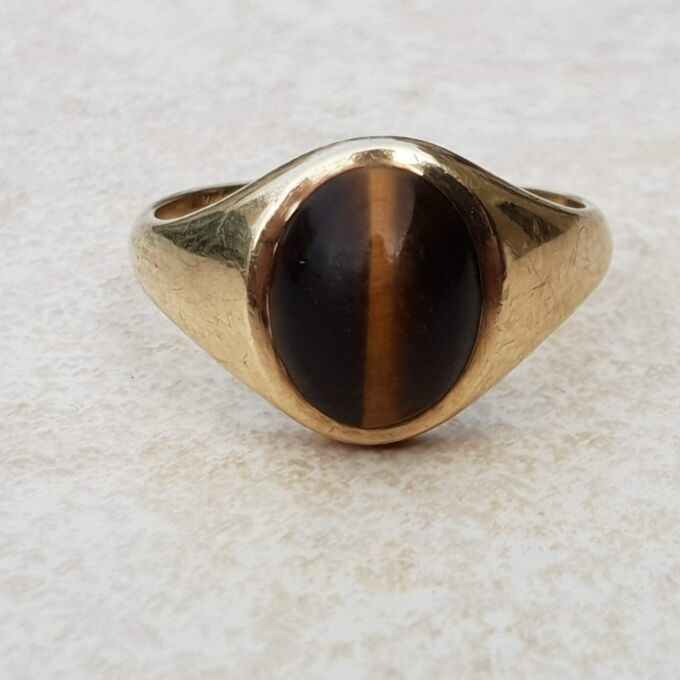 Tigers Eye Signet Ring in 9ct Gold, a UK N 1/2 or a US 7 1/4.