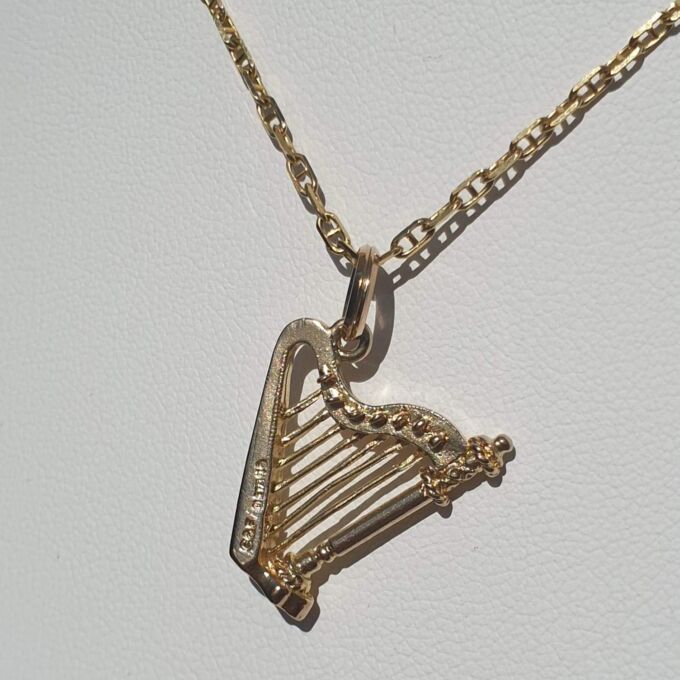 Vintage Harp Pendant in 9ct Gold.