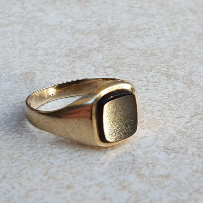 Squared Onyx Signet Ring in 9ct Gold, a UK J 1/2 or a US 5 1/4