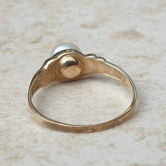 Pearl Solitaire Ring in 9ct Gold.