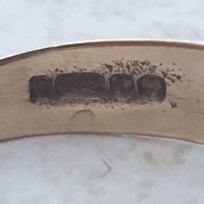 Oval Amethyst Signet Ring in 9ct Gold, a UK H 1/2 or a US 4 1/4