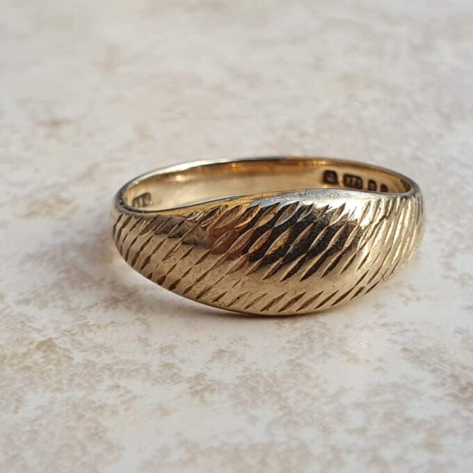 Textured Graduating Signet Ring in 9ct Gold, a UK I 1/2 or a US 4 3/4