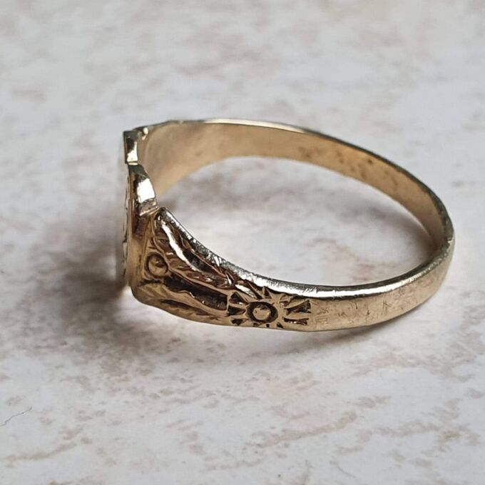 Ornate Part Engraved Heart Signet in 9ct Gold, a UK J or a US 5