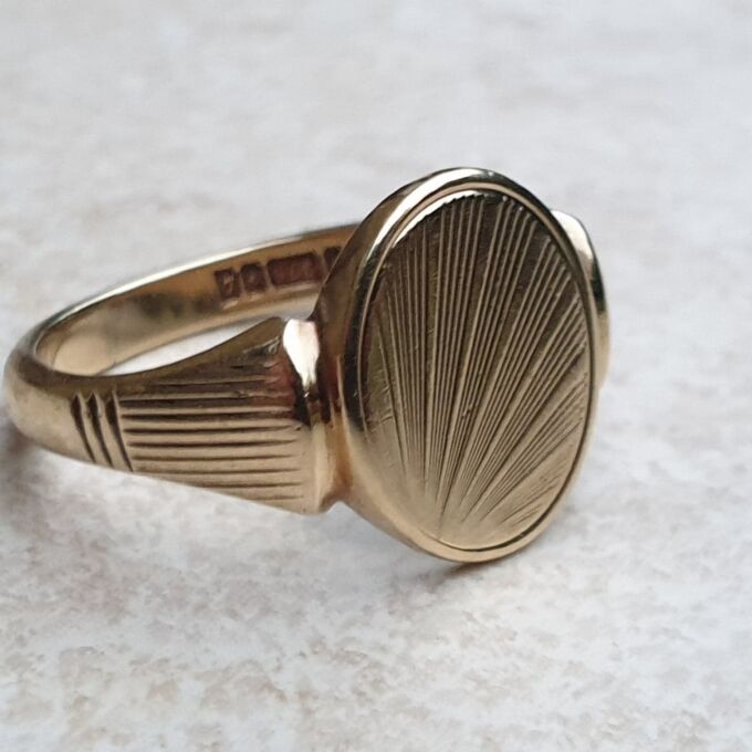 Sunray Signet Ring in 9ct Gold, a UK S 1/2 or a US 9 3/4