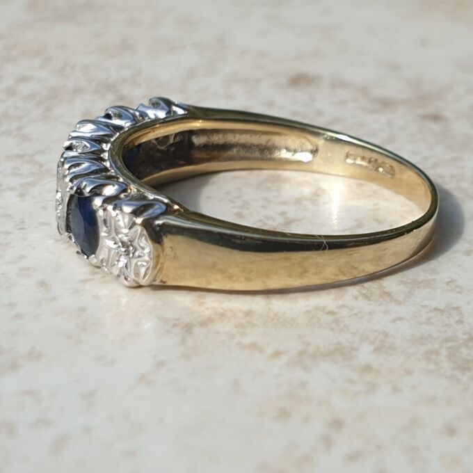 Sapphire and Diamond Ring in 9ct Gold, a UK K 1/2 or a US 5 3/4