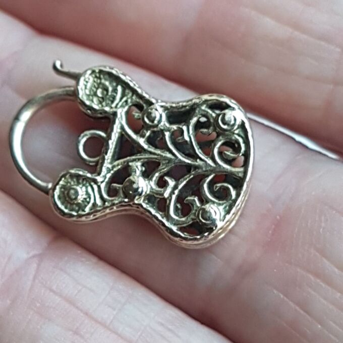 Unusual Purse or Bag Shaped Ornate Lock Padlock in 9ct Gold, not a Heart!
