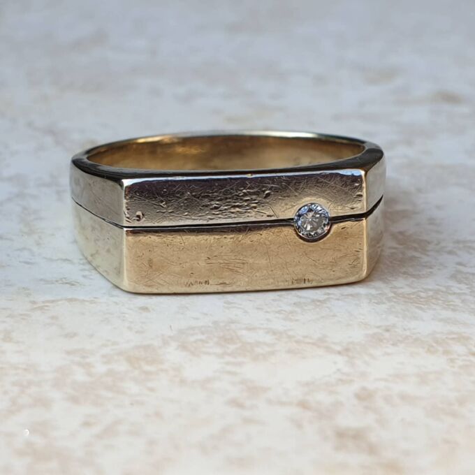Oblong Diamond Set Signet Ring in 9ct Gold, a UK O 1/2 or a US 7 1/2