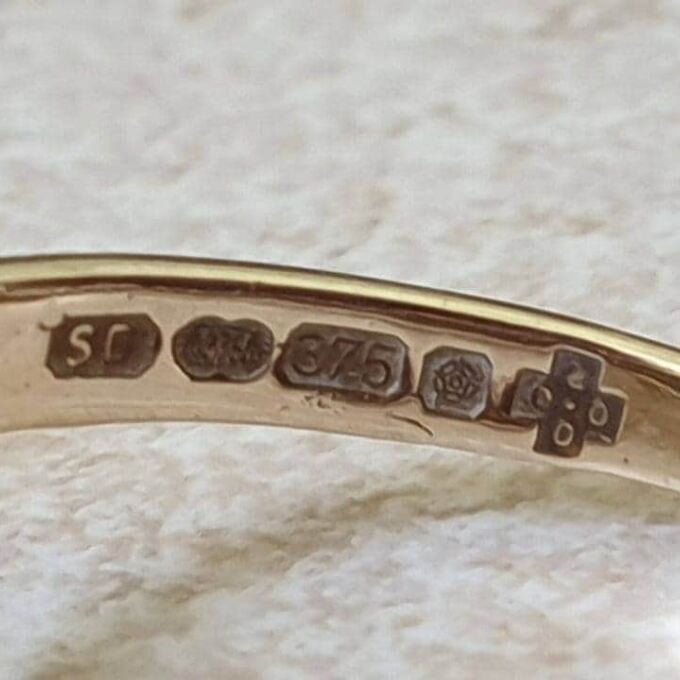 Wave Design Ring in 9ct Gold.