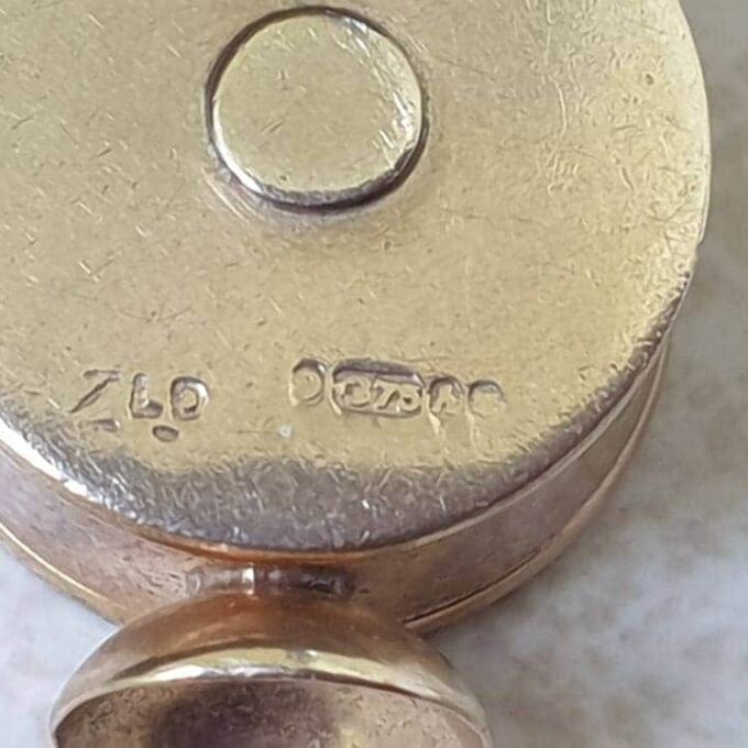 Alarm Clock Charm Pendant in 9ct Gold.