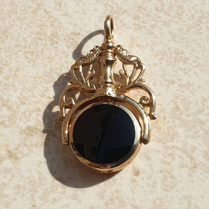 Ornate Double Sided Agate and Onyx Spinner Fob in 9ct Gold.