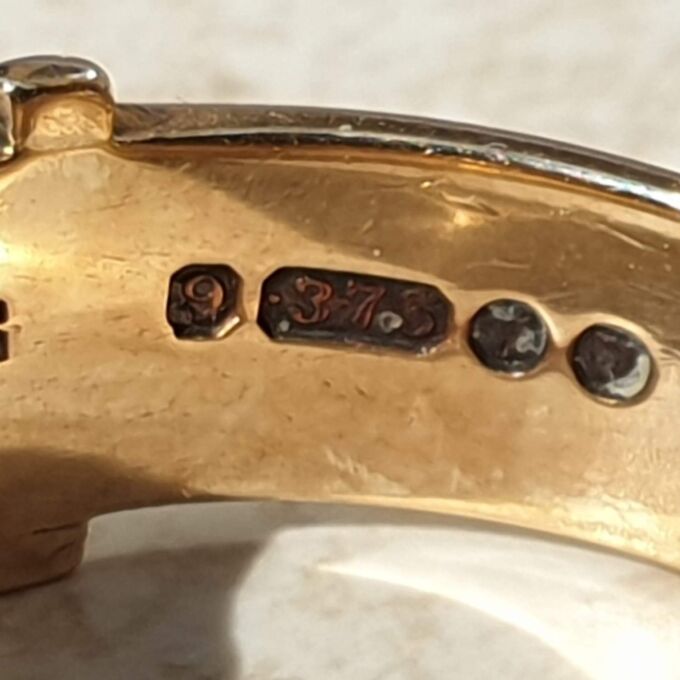 Buckle Ring in 9ct Gold,  a UK K 1/2 or a US 5 3/4.