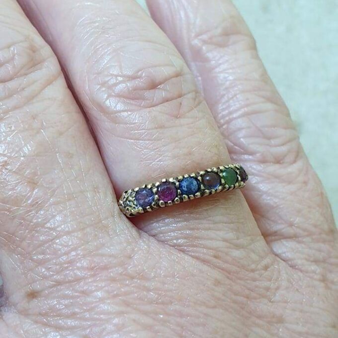 Multi Stone DARLING Acrostic Ring in 9ct Gold, a UK N 1/2 or a US 7 1/4