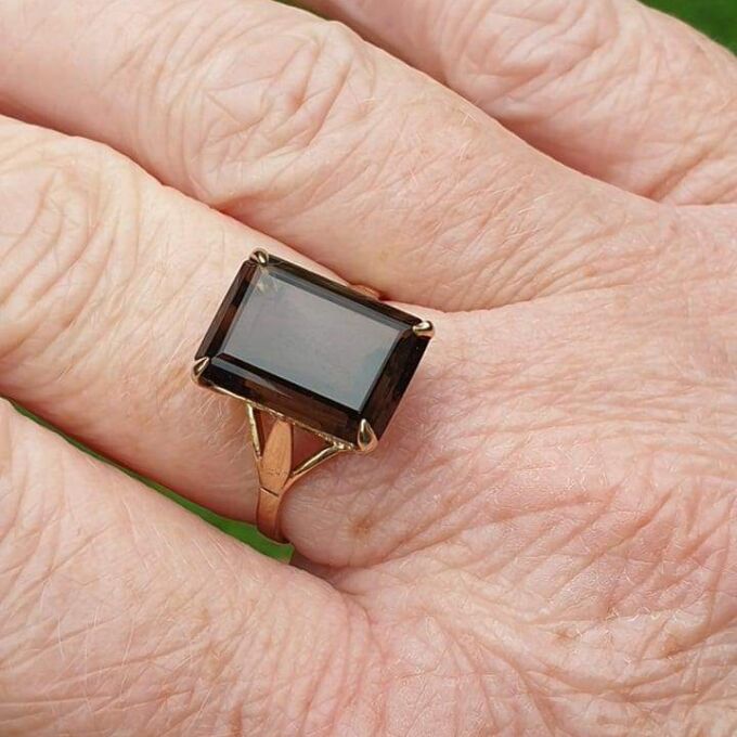 Smoky Quartz Ring in 9ct Gold.