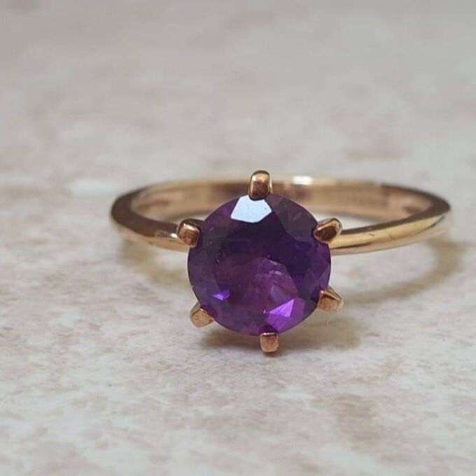 Amethyst Solitaire Ring in 9ct Gold.