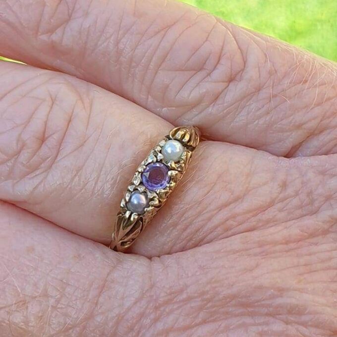 Amethyst and Pearl Ring in 9ct Gold, a UK K or a US 5 1/2