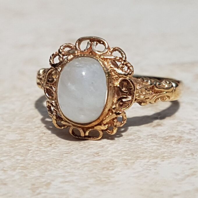 Dreamy Ornate Paste Solitaire Ring in 9ct Gold, a UK N 1/2 or a US 7 1/4.