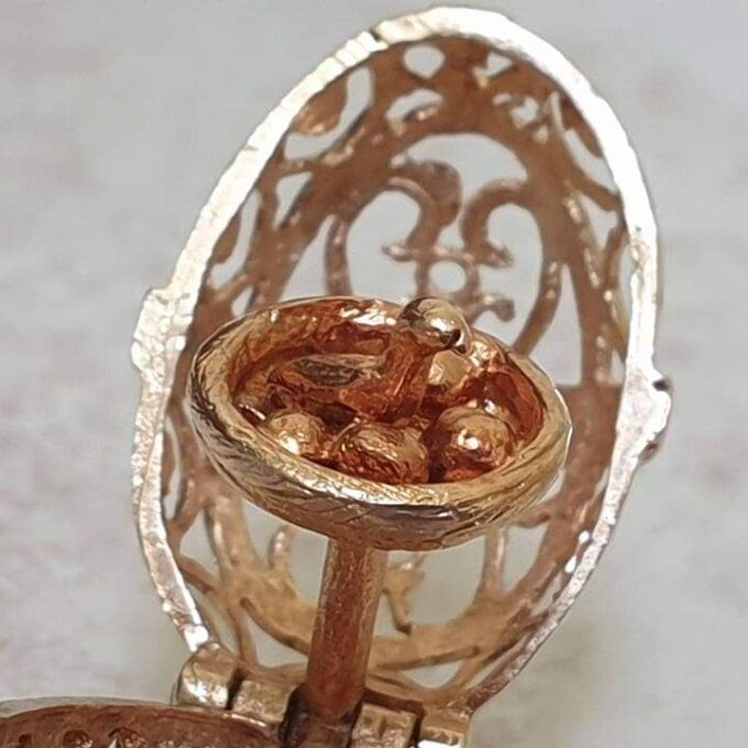 Reserved – Intricate Opening Egg Pendant in 9ct Gold.