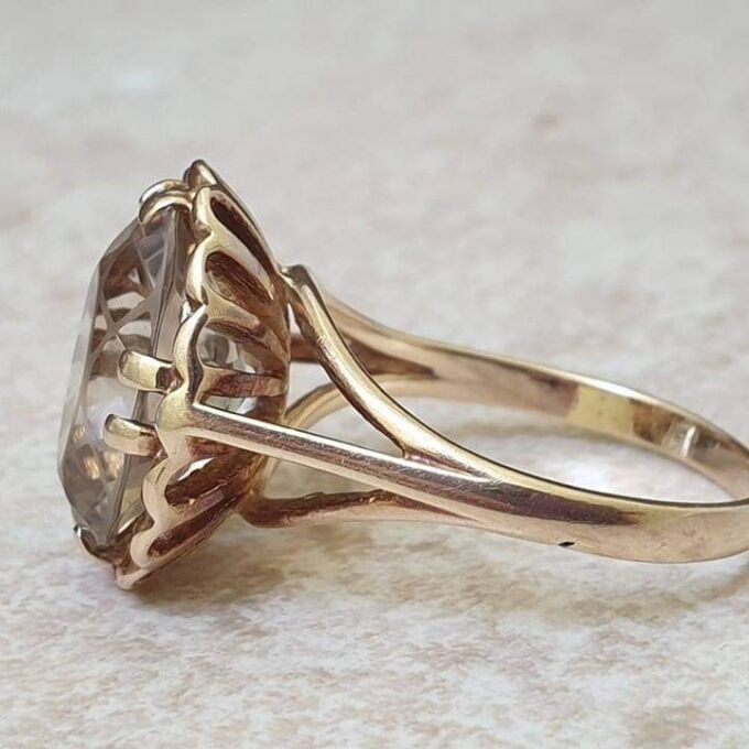 Oval Pale Quartz Ring in 9ct Gold, a UK O or a US 7 1/2