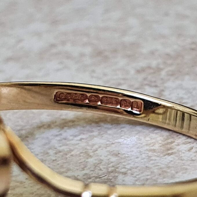 Onyx Cabochon Ring in 9ct Gold.