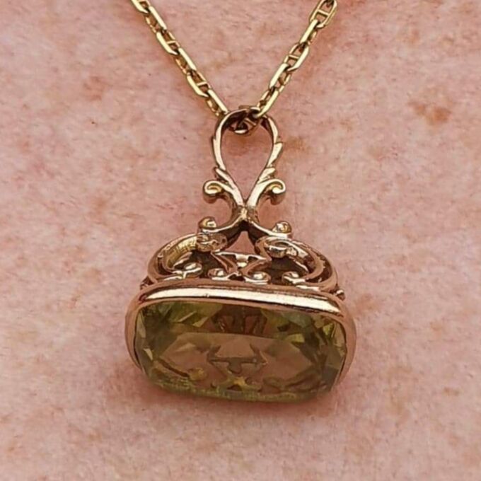 Green Paste Pendant in 9ct Gold.