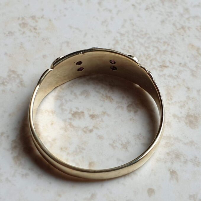 Pearl and Ruby Ring in 9ct Gold, a UK N 1/2 or a US 7 1/4.