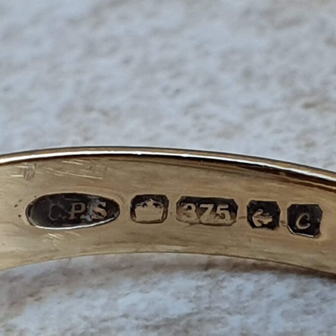 Bombe Ring in 9ct Gold, a UK O or a US 7 1/2