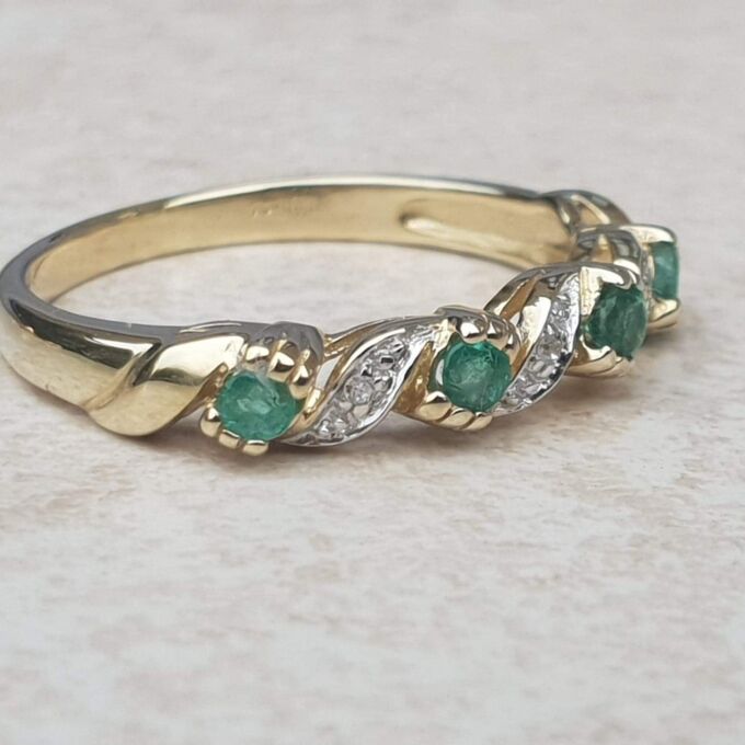 Beautiful Emerald and Diamond Ring in 9ct Gold, a UK M 1/2 or a US 6 3/4.