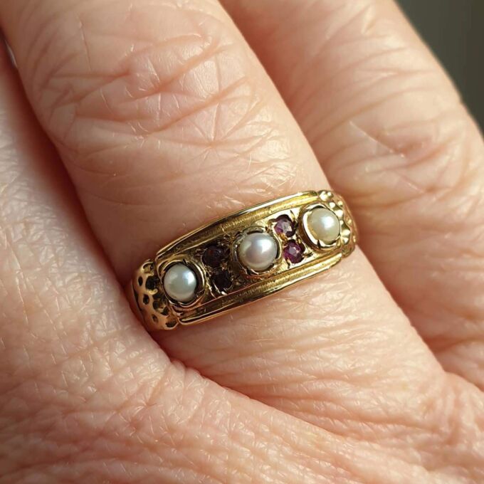 Pearl and Ruby Ring in 9ct Gold, a UK N 1/2 or a US 7 1/4.