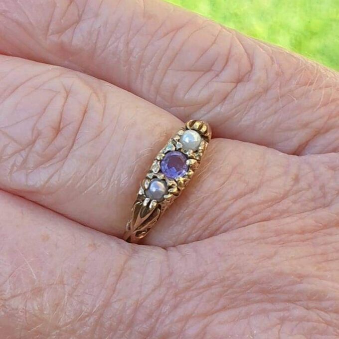 Amethyst and Pearl Ring in 9ct Gold, a UK K or a US 5 1/2