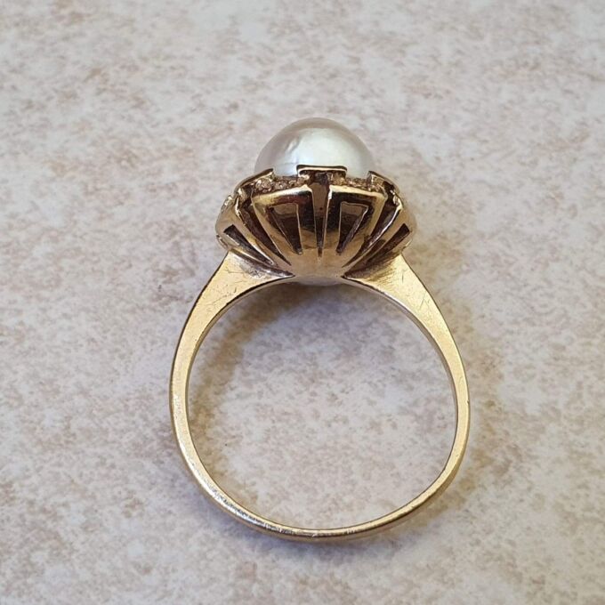 Pearl Solitaire Ring in 9ct Gold.