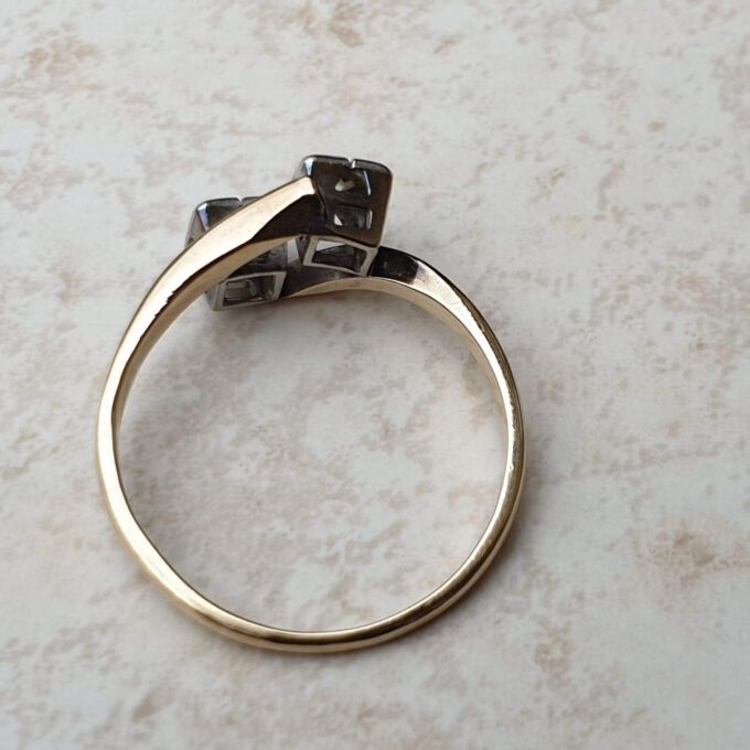 Art Deco Diamond Ring in 9ct Gold and Platinum, a UK N 1/2 or a US 7 1/4.