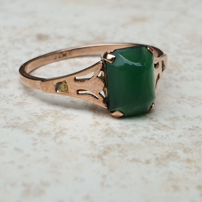 Vintage Chrysoprase Solitaire Ring in 9ct Gold, a UK M or a US 6 1/2