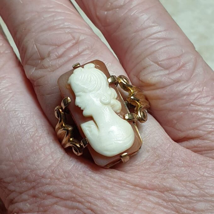 Huge Cameo Ring in 9ct Gold, a UK J or a US 5