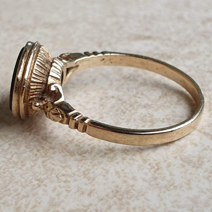 Masonic Ring in Onyx and 9ct Gold, a UK M 1/2 or a US 6 3/4