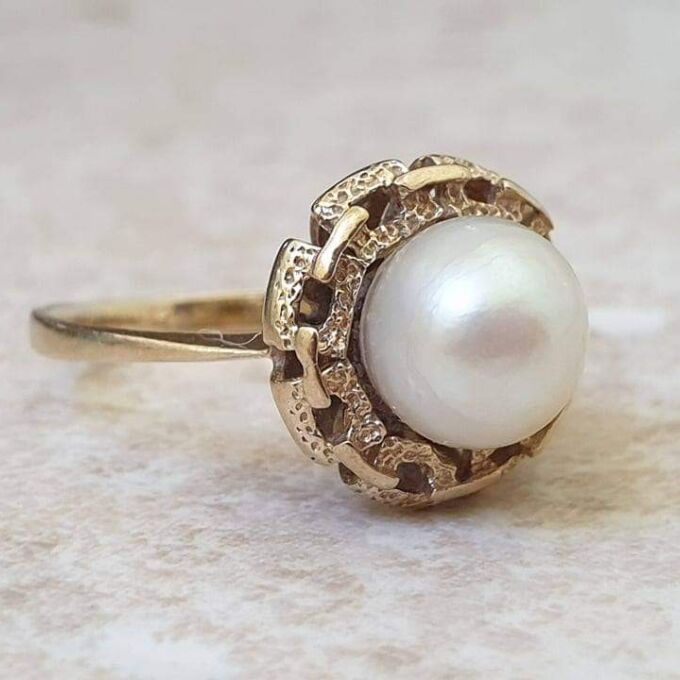 Pearl Solitaire Ring in 9ct Gold.