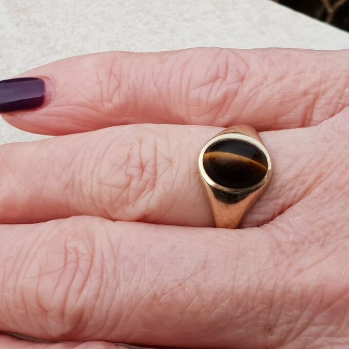 Tigers Eye Signet Ring in 9ct Gold, a UK N 1/2 or a US 7 1/4.