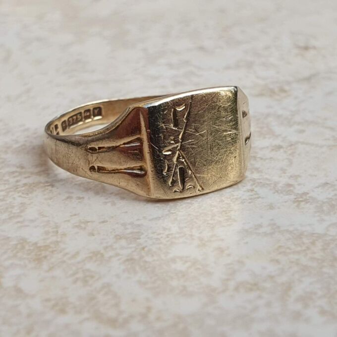 Square Signet Ring in 9ct Gold, a UK J or a US 5