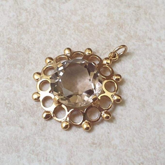 Pretty Quartz Pendant in 9ct Gold