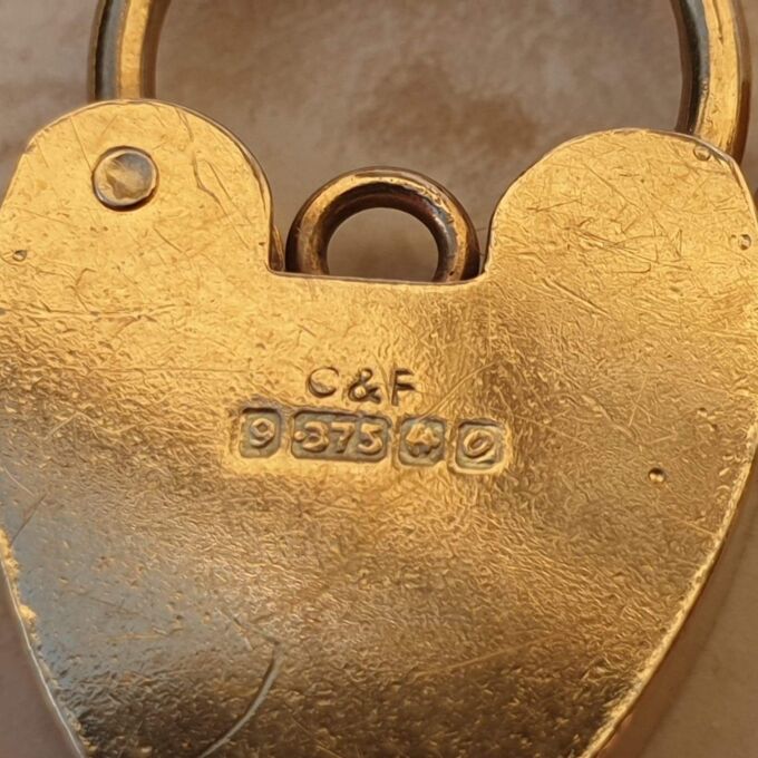 Simple Heart Padlock in 9ct Gold.