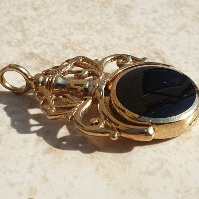 Ornate Double Sided Agate and Onyx Spinner Fob in 9ct Gold.