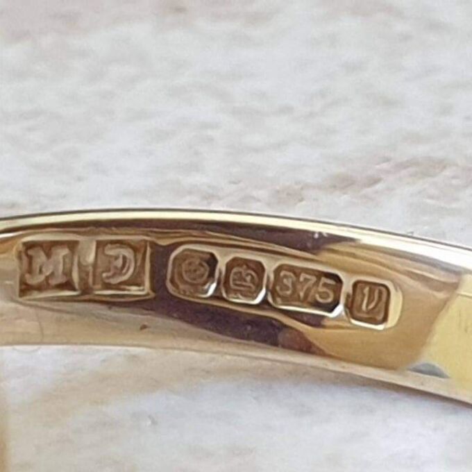 Carnelian Bypass Ring in 9ct Gold.