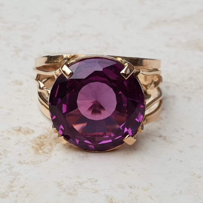 Beautiful Colour Change Sapphire Ring in 12ct Gold, a UK N 1/2 or a US 7 1/2.