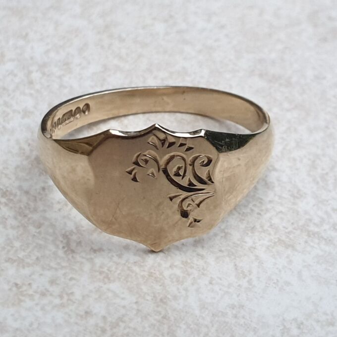 Engraved Shield Signet Ring in 9ct Gold, a UK W or a US 11 1/4