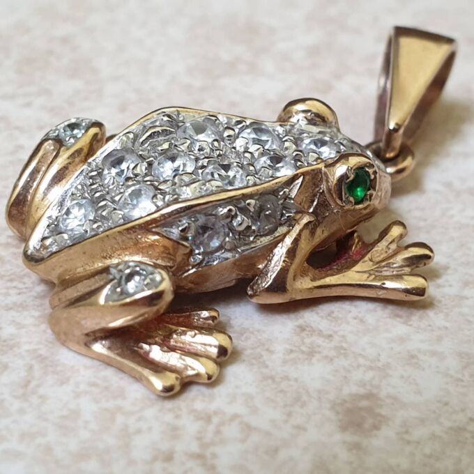 Fun Frog Pendant in 9ct Gold.