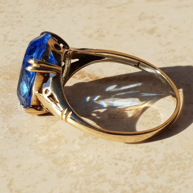 Eye-catching Blue Paste Solitaire in 9ct Gold, a UK P 1/2 or a US 8 1/4.