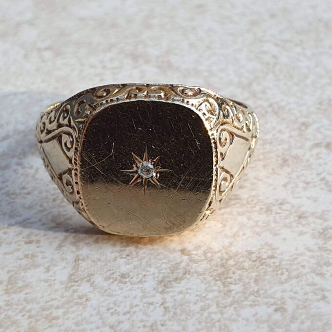 Big Ornate Signet Ring in 9ct Gold, a UK size V or a US 11.