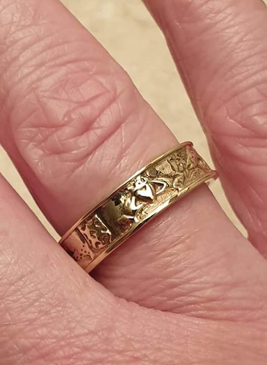 Claddagh Wedding Band in 9ct Gold,  a UK M 1/2 or a US 6 3/4